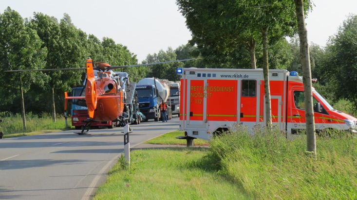 RKiSH: Schwerer Verkehrsunfall in der Nähe von Krempe (Kreis Steinburg) / Zwei Erwachsene lebensgefährlich und ein Kind leicht verletzt