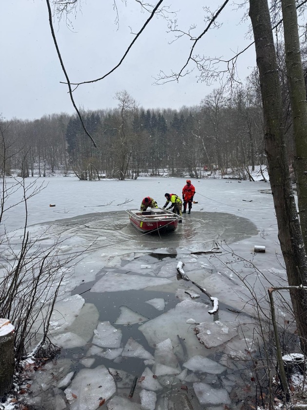 FW Menden: Feuerwehr Menden &uuml;bt Eisrettung auf dem Hexenteich