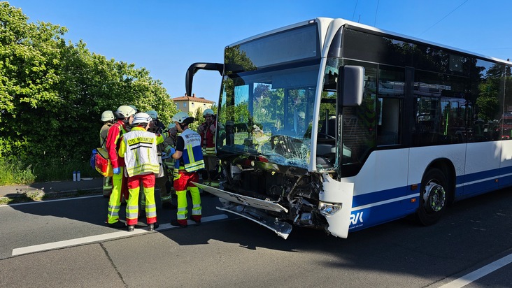 FW Burscheid: Verkehrsunfall mit Linienbus