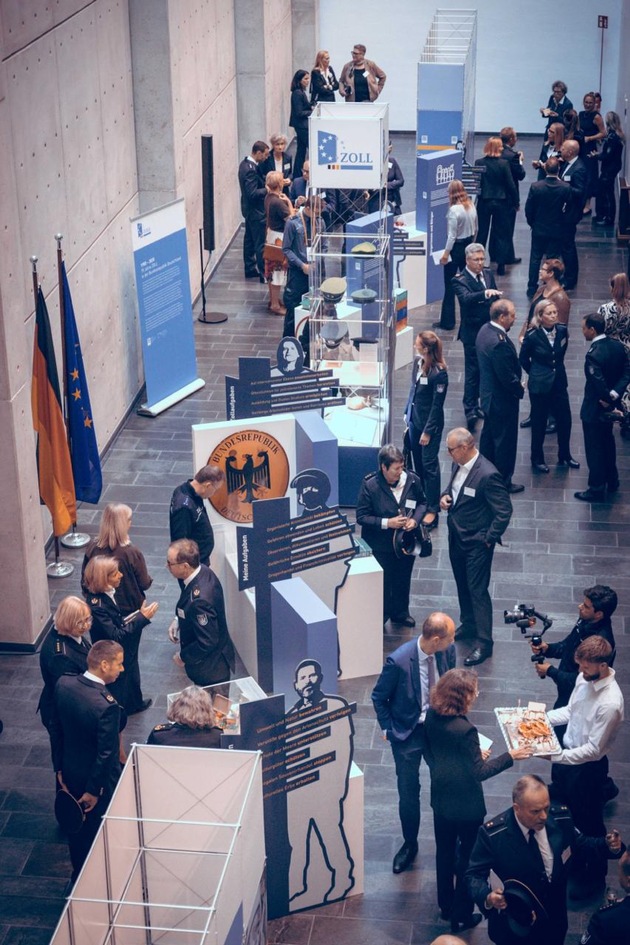 GZD: 75 Jahre ZOLL in der Bundesrepublik Deutschland - Wanderausstellung im BMF durch Staatssekretär Dr. Bösinger eröffnet / &quot;Die Geschichte des ZOLLS ist eine Geschichte seiner Beschäftigten&quot;