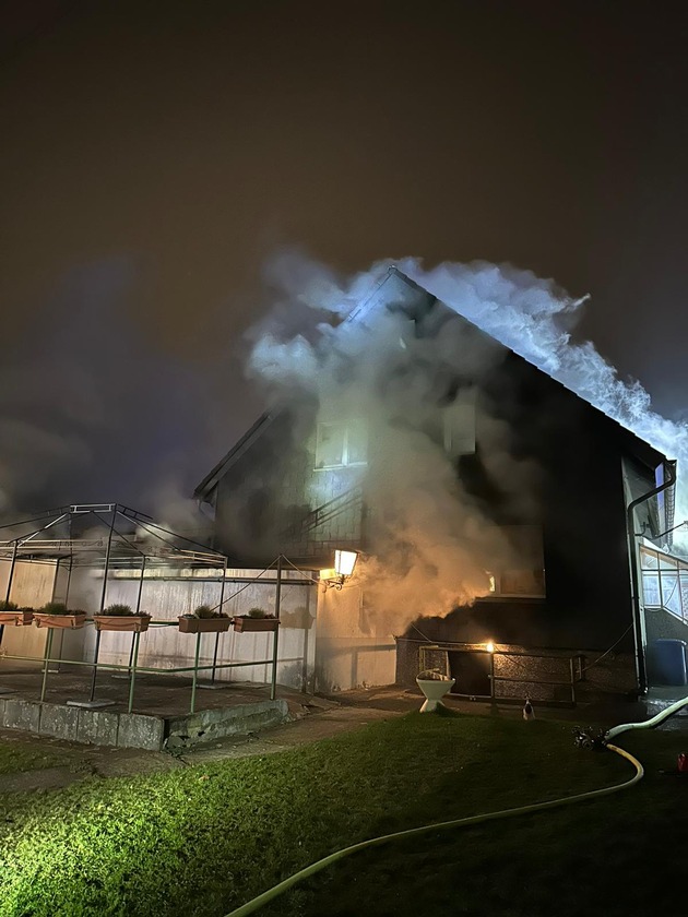 FW-E: Saunabrand im Anbau eines Wohngebäudes - massive Rauchentwicklung