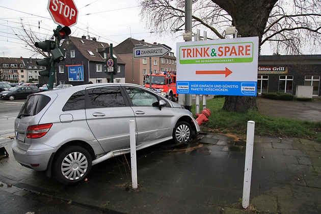 FW-E: Verkehrsunfall in Essen-Bochold, keine Verletzten, Überflurhydrant und Ampelmast beschädigt