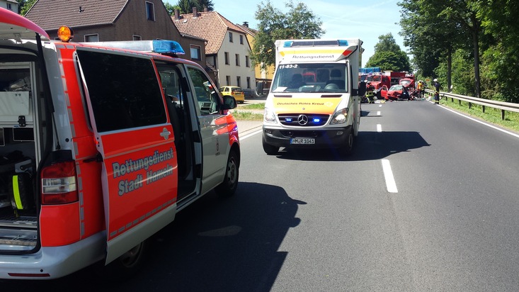 POL-HM: Erstmeldung: Frontalzusammenstoß - Rettungshubschrauber im Einsatz - Bundesstraße 1 voll gesperrt.