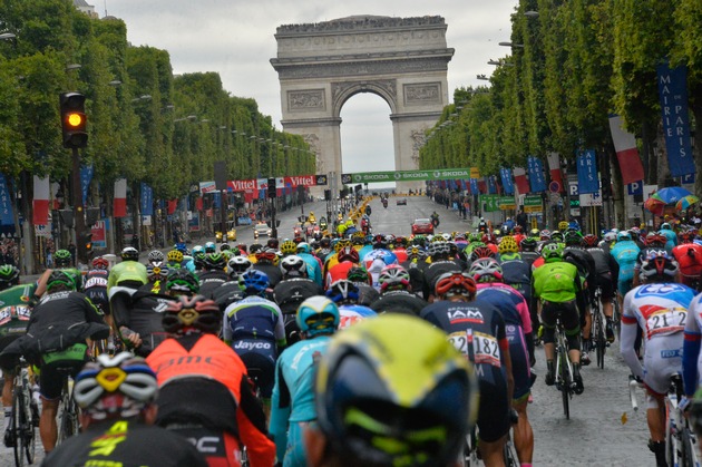 Christopher Froome gewinnt Tour de France - SKODA Glastrophäen für die Sieger (FOTO)
