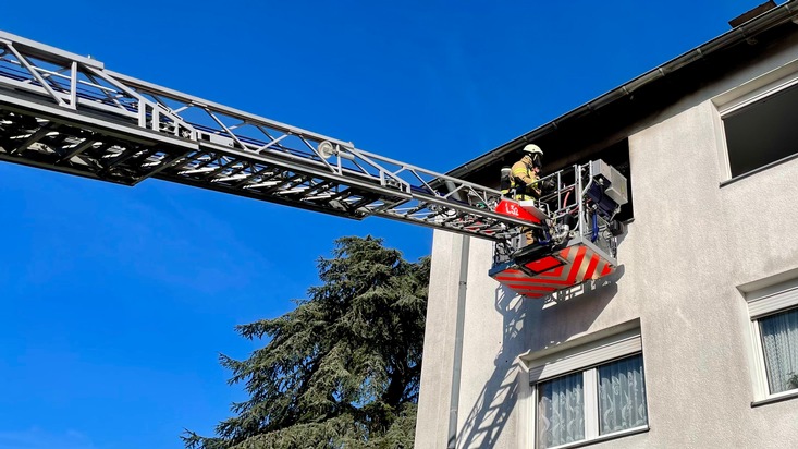 FW-GL: Feuerwehr Bergisch Gladbach rettet zwei Katzen nach Wohnungsbrand in der Stadtmitte von Bergisch Gladbach