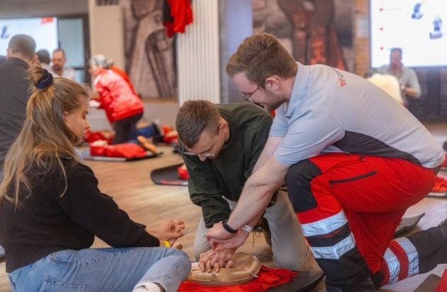 DRF Luftrettung: DRF Luftrettung schult mehr als 300 Menschen in Laienreanimation / Erfolgreiche Kooperation mit dem 1. FC Union Berlin