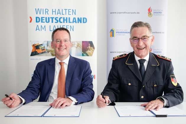 Enge Zusammenarbeit von Blaulicht und Gelblicht / Kooperation: Verband kommunaler Unternehmen und Deutscher Feuerwehrverband