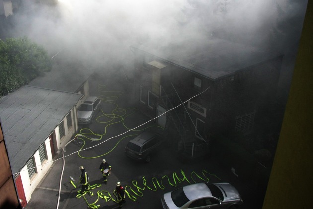 FW-E: Feuer in Werkstatt, starke Rauchentwicklung im Essener Südostviertel, eine Person verletzt
