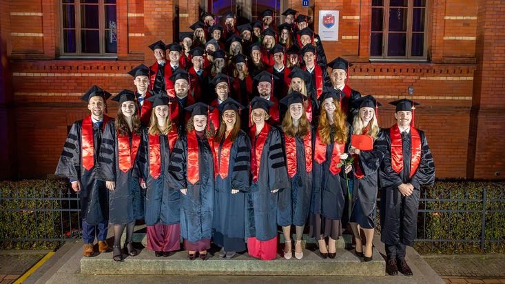 Abschluss des Pionierjahrgangs Medizin: Helios und IRO Group transformieren universitäre Ausbildung