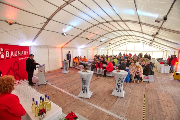 BAUHAUS feiert Richtfest in Wiesbaden: Neues Fachcentrum setzt Maßstäbe in Sachen Nachhaltigkeit