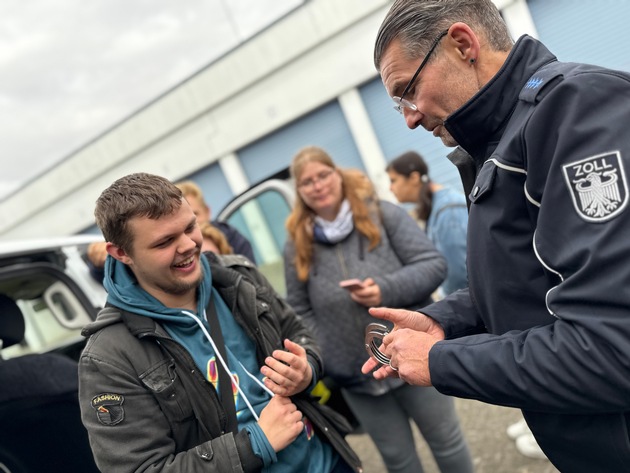 HZA-KI: Aktion &quot;Schichtwechsel&quot; in Kiel: Zoll und Stiftung Drachensee schaffen Begegnungen auf Augenhöhe