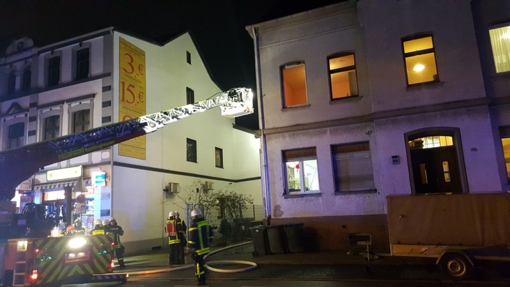 FW-RE: Wohnungsbrand mit vier Verletzten