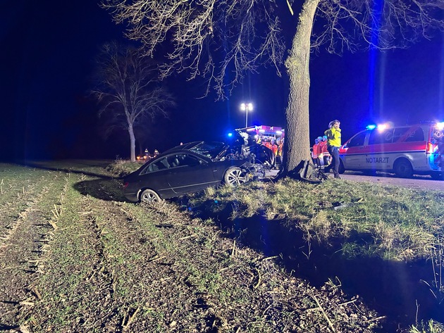 FW-ROW: Schwerer Verkehrsunfall bei Badenstedt: Mercedes prallt gegen Baum