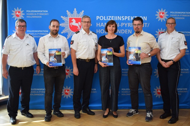 POL-HM: Übergabe des Sicherheitsberichtes in der Polizeiinspektion Hameln-Pyrmont/Holzminden