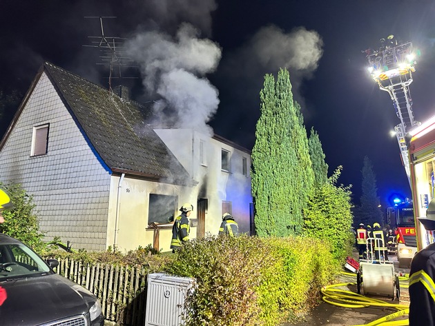 FW Leichlingen: Wohnhausbrand - Doppelhaushälfte nicht mehr bewohnbar