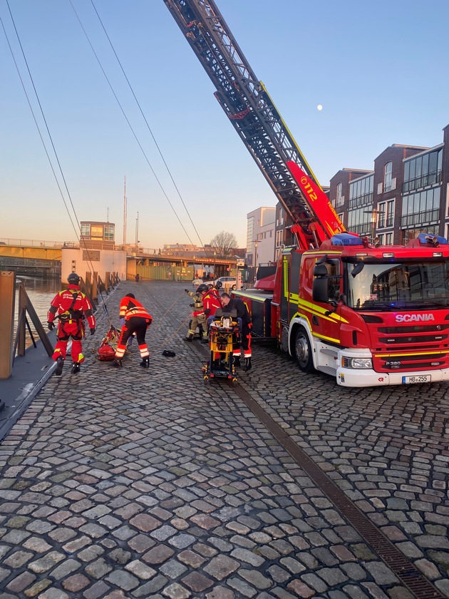 FW Bremerhaven: Höhenretter der Feuerwehr Bremerhaven unterstützen bei der Personenrettung von einem Sportboot