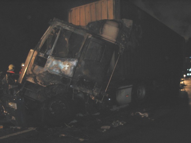 POL-HI: Brennender Sattelzug nach Verkehrsunfall führt zur Sperrung der BAB 7