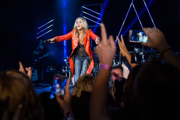 ALDI SÜD wird rockig: Anastacia präsentiert ihre Modekollektion im Kölner E-Werk