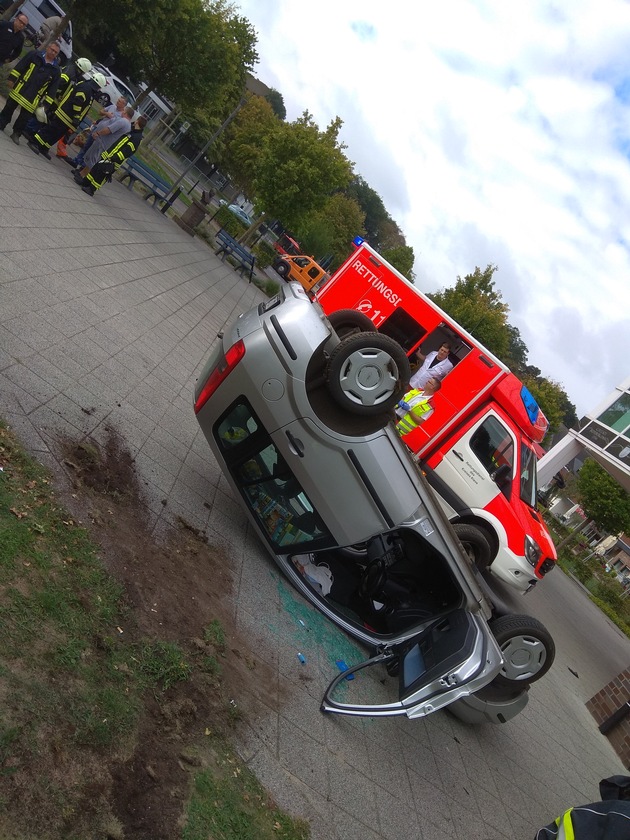 FW-KLE: Unfall vor dem Rathaus: Fahrzeug überschlägt sich / Fahrzeuginsassen und Ersthelfer werden verletzt
