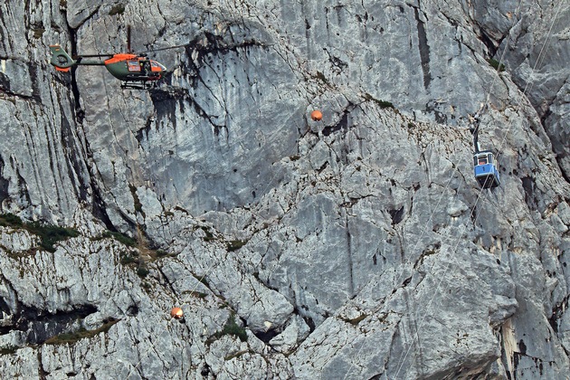 Technischer Defekt: Bundeswehr und Bergwacht retten 14 Personen aus Seilbahn-Kabine der WTD 52