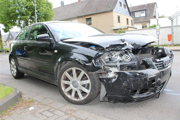 POL-RBK: Bergisch Gladbach - Zwei Leichtverletzte und hoher Sachschaden bei Verkehrsunfall