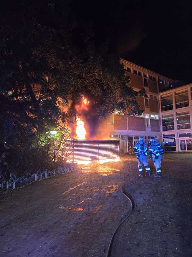 FW-NE: Containerbrand an der Eichendorffstra&szlig;e | Feuer am Nelly-Sachs-Gymnasium