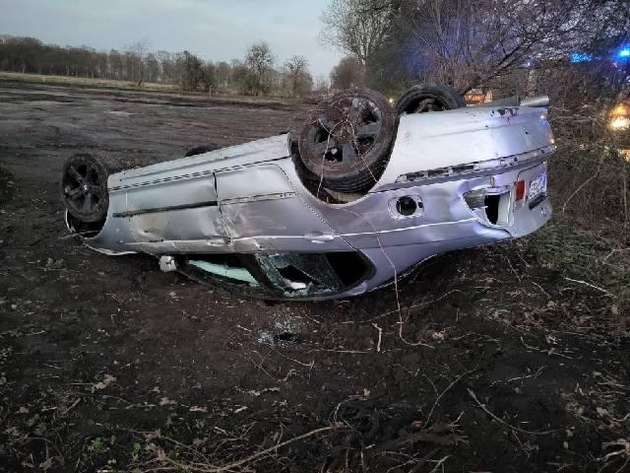 POL-STD: Autofahrer landet in Stade bei Unfall auf dem Dach