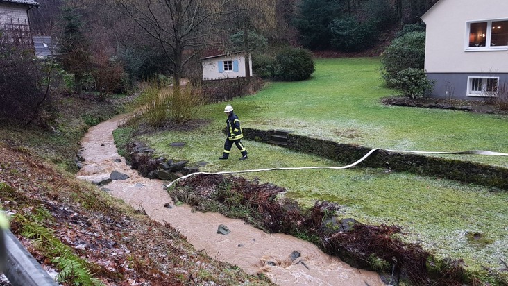 FW-HAAN: Wasser dringt in mehrere Häuser ein