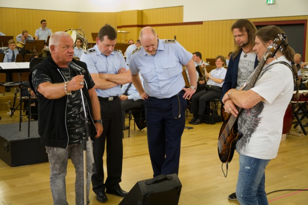 Heavy Metal mit der Bundeswehr / Interview mit Udo Dirkschneider, Sänger der deutschen Heavy-Metal-Band U.D.O. vom 23.06.2015