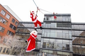 Helios Gesundheit: Nikolaus-Abseilaktion der Berliner Feuerwehr am Helios Klinikum Berlin-Buch