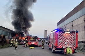 Feuerwehr Essen: FW-E: Großbrand im Essener Stadthafen - Feuerwehr verhindert Übergreifen auf Lagerhalle