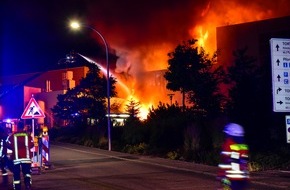 Kreisfeuerwehrverband Calw e.V.: KFV-CW: Millionenschaden bei Großbrand in Simmersfelder Industriegebiet. Ein schwer Verletzter, zwei leicht Verletzte.