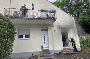 Kreisfeuerwehrverband Neunkirchen: FW LK Neunkirchen: Feuerwehr rettet Frau aus brennendem Haus