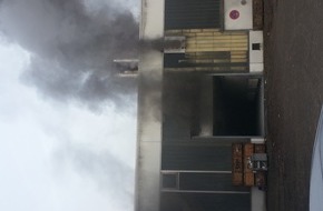 Kreisfeuerwehrverband Plön: FW-PLÖ: Ein Feuer in einer Lackierwerkstatt in Lütjenburg führte am 14.12.2015 um 8:45 Uhr zu einem Großeinsatz der Feuerwehr.