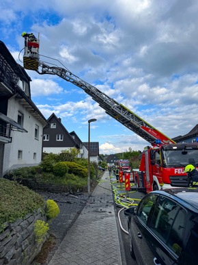 FW Wenden: Zimmerbrand in Wenden: Feuer greift von Balkon auf Wohnung und Dach &uuml;ber