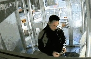 Polizei Düsseldorf: POL-D: Düsseldorf: Wer kennt den Geldabheber? - Polizei fahndet mit Fotos nach dem Tatverdächtigen