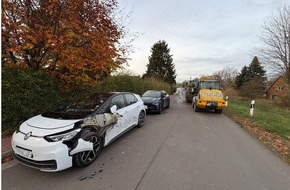 Polizeiinspektion Nienburg / Schaumburg: POL-NI: Lauenau - Verkehrsunfall zwischen einem Traktor und zwei PKW mit hohem Sachschaden