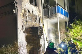 Feuerwehr Essen: FW-E: Mehrere Mülltonnen brennen in Hofdurchgang eines Mehrfamilienhauses - Brand droht auf Wohnung überzugreifen, keine Verletzten