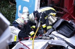 Feuerwehr Essen: FW-E: Sattelzug stürzt von A42-Brücke, Fahrer kommt ums Leben