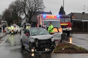 Polizei Rheinisch-Bergischer Kreis: POL-RBK: Wermelskirchen - Frontal in den Gegenverkehr - zwei Verletzte