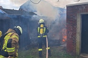 Feuerwehr Greven: FW-Greven: Brennt Holzschuppen an Haus
