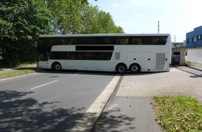 Feuerwehr Oberhausen: FW-OB: Festgefahrener Reisebus blockiert Duisburger Straße