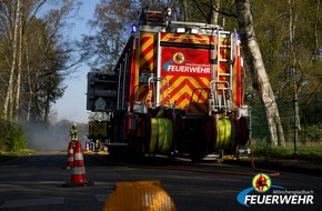 Feuerwehr Mönchengladbach: FW-MG: Verkehrsunfall - Litfaßsäule droht umzustürzen