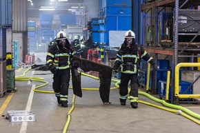 FW-MK: Brennende Absauganlage beschäftigt Feuerwehr mehrere Stunden