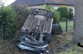 Polizei Minden-Lübbecke: POL-MI: Auto überschlägt sich nach Kollision mit Baum