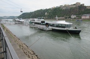 Polizeipräsidium Einsatz, Logistik und Technik: PP-ELT: Sachbeschädigung durch Flaschenwerfer an Fahrgastschiff