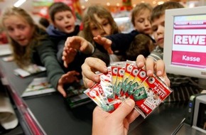 REWE Group: REWE verteilt zur FIFA WM 2010 in Kooperation mit dem DFB über 100 Millionen Sammelkarten gratis an ihre Kunden / Tauschbörsen in den Supermärkten heizen das Sammelfieber an (mit Bild)