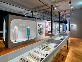 Ausstellung im Textilmuseum St.Gallen: „Mise en Scène. Modefotografie von der Belle Epoque bis heute“ eröffnet