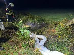 FW-AUR: Betriebsstoffe aus überschlagenem PKW ausgetreten