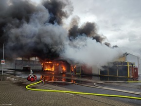 FW-KLE: Gebäudebrand in Gewerbebetrieb